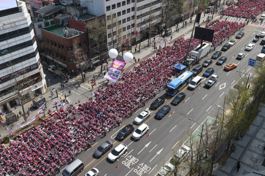 전국학교비정규직노동조합 조합원들이 31일 오후 서울 중구 세종대로 일대에서 신학기 총파업 대회를 열고 임금 체계 개편 등을 촉구하고 있다.   연합뉴스